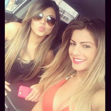 Com decotão, Babi Rossi posa com a irmã e mostra nova prótese