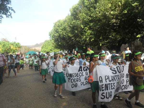 Dia da Árvore: alunos da Escola Pitágoras e do Colégio Pitágoras II participam de passeata 2 SAM_9287