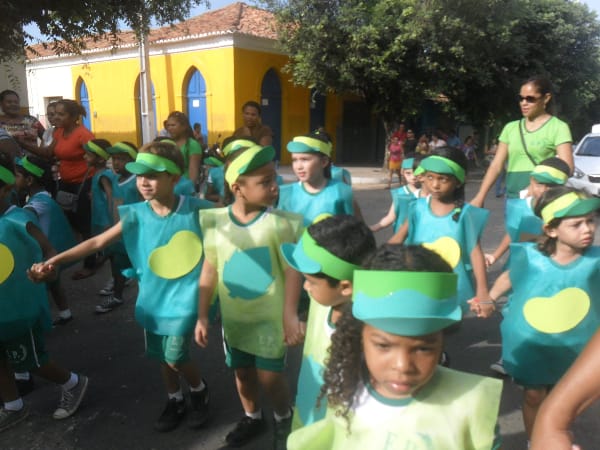 Dia da Árvore: alunos da Escola Pitágoras e do Colégio Pitágoras II participam de passeata 16 SAM_9300