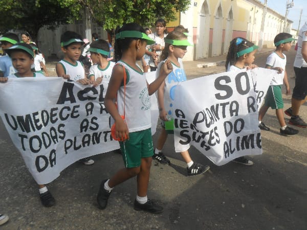 Dia da Árvore: alunos da Escola Pitágoras e do Colégio Pitágoras II participam de passeata 17 SAM_9302
