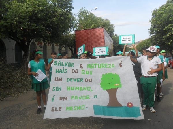 Dia da Árvore: alunos da Escola Pitágoras e do Colégio Pitágoras II participam de passeata 24 SAM_9316