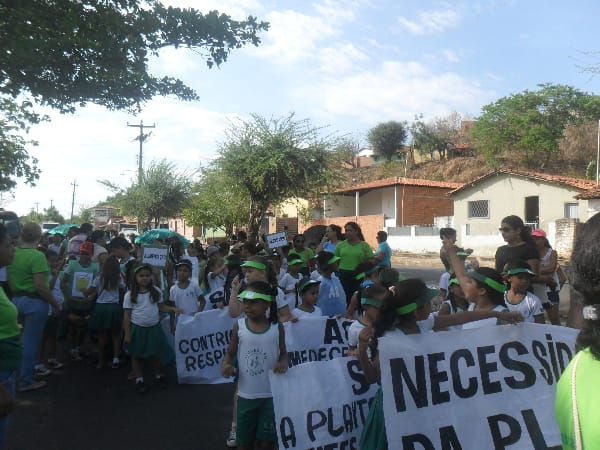 Dia da Árvore: alunos da Escola Pitágoras e do Colégio Pitágoras II participam de passeata 27 SAM_9348