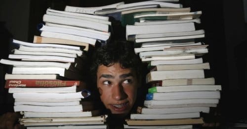o estudante mauricio saraiva pacheco que esta fazendo cursinho pela segunda vez para entrar no ita posa para foto entre livros foto de 2008 1272643341085 956x500 e1434897610915