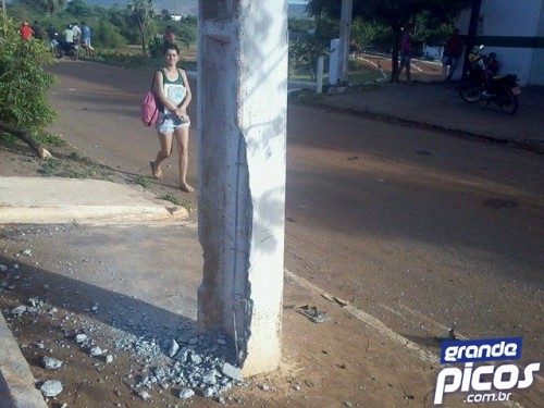 veiculo colide em poste