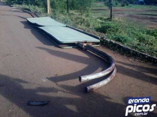 veiculo colide em poste