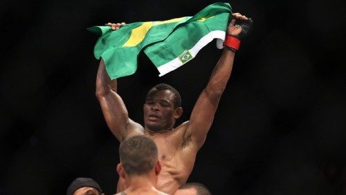 francisco_trinaldo_e_yancy_medeiros_durante_o_card_preliminar_do_ufc_198_na_arena_da_baixada_em_curitiba_-_foto-_giuliano_gomes-pr_press_