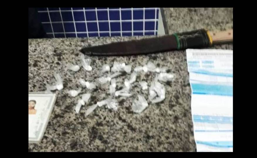 mulher presa com drogas