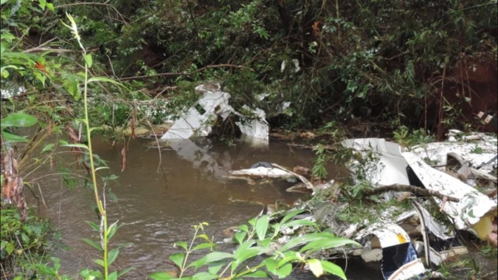 Avião de pequeno porte cai dentro de rio e deixa mortos no Paraná