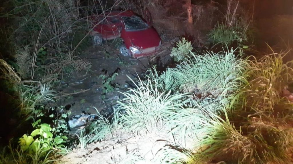 Tentando ultrapassagem, veículo capota após bater em árvore na BR-316, em Timon