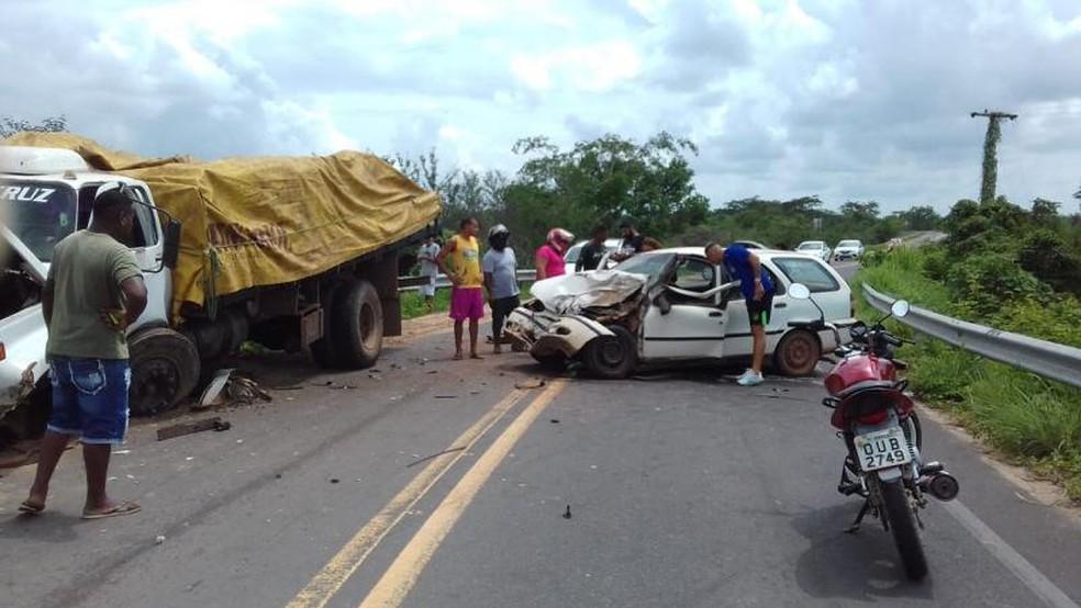 Colisão entre carro e caminhão deixa um morto no rodoanel de Teresina