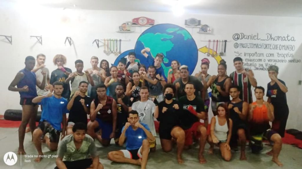 Jovem professor de Muay Thai cria projeto no Rio e leva lazer, entretenimento e educação