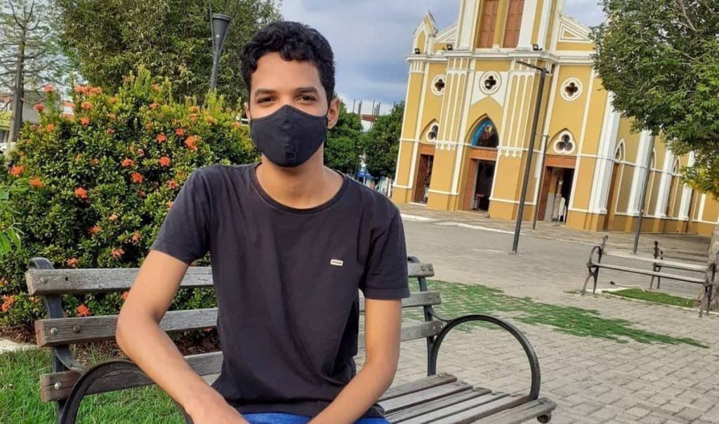 Estudante de Floriano busca ajuda para continuar curso de Odontologia