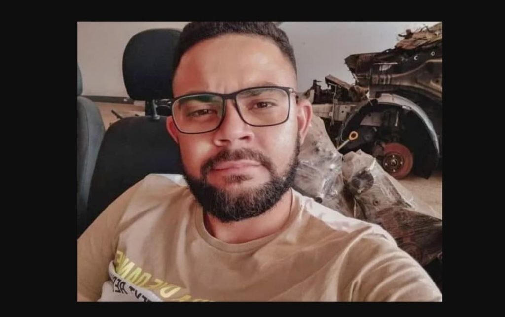 Jovem morre eletrocutado no Piauí ao usar celular na tomada; chovia no momento