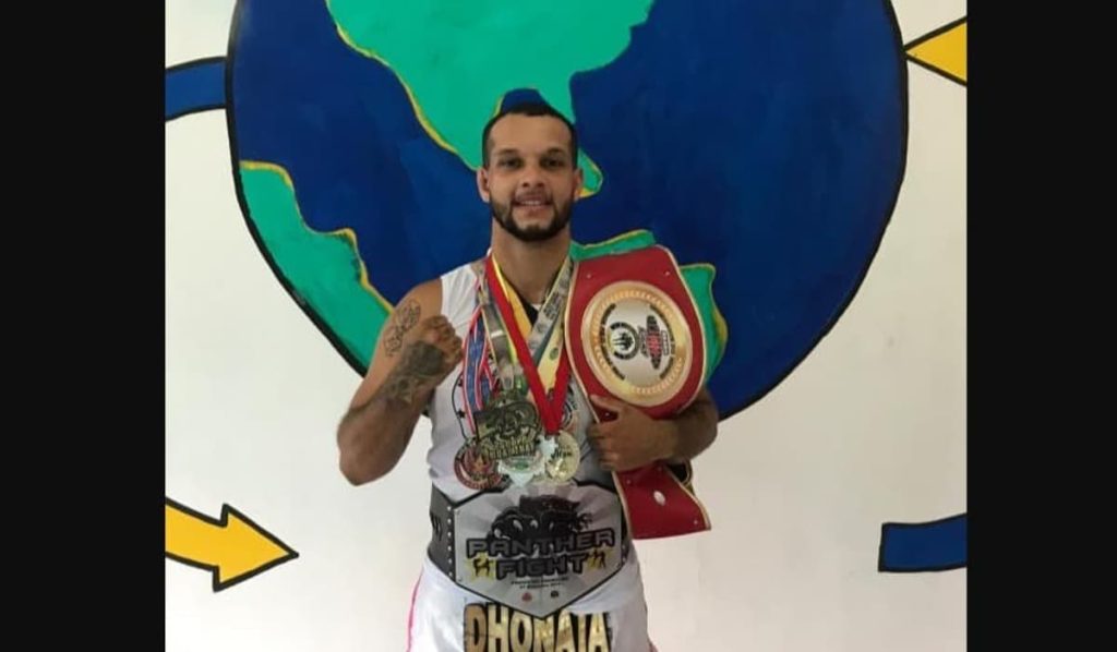 Jovem professor de Muay Thai cria projeto no Rio e leva lazer, entretenimento e educação