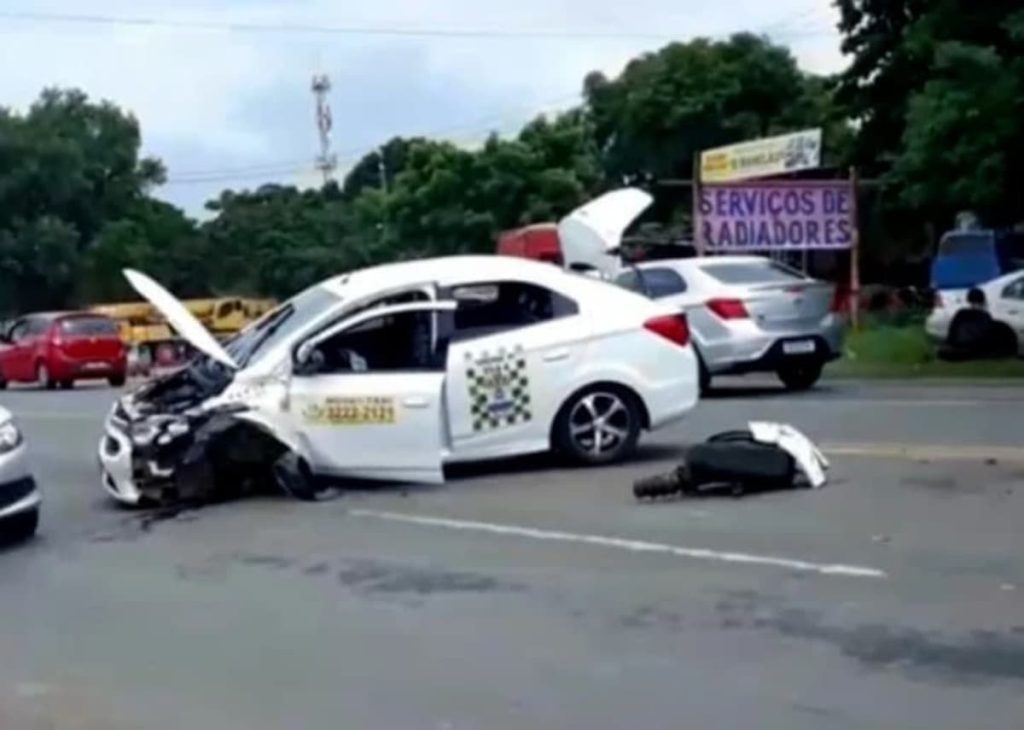 Táxi com passageiro se envolve em acidente no Tancredo Neves, em Teresina