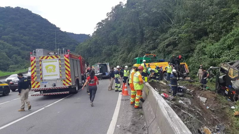 Grave acidente com ônibus deixa pelo menos 21 mortos no Paraná