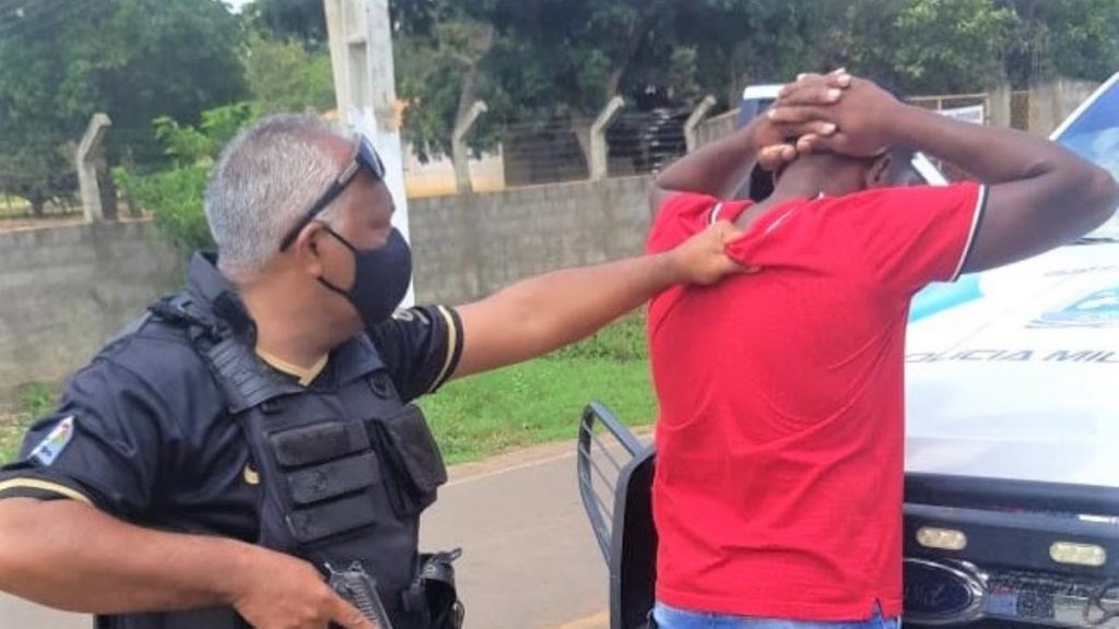 As diligências tiveram início desde o crime, no último sábado. A polícia informou que ele estava tentando fugir.