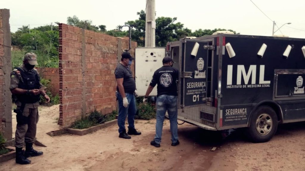 Mulher encontrada morta no Residencial Dilma Roussef tinha perfurações pelo corpo