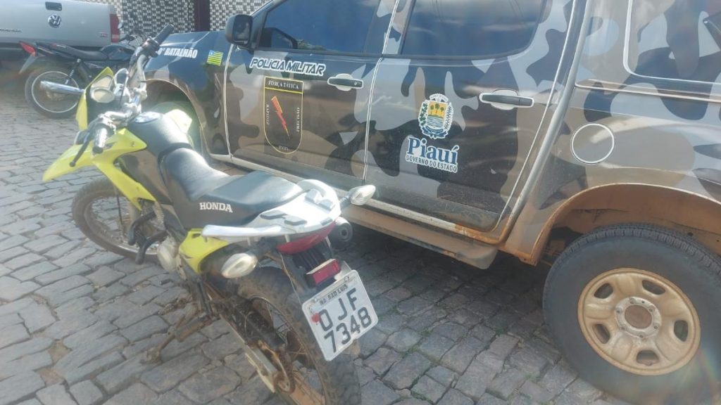 Força Tática de Paulistana apreende moto clonada; condutor é levado à delegacia