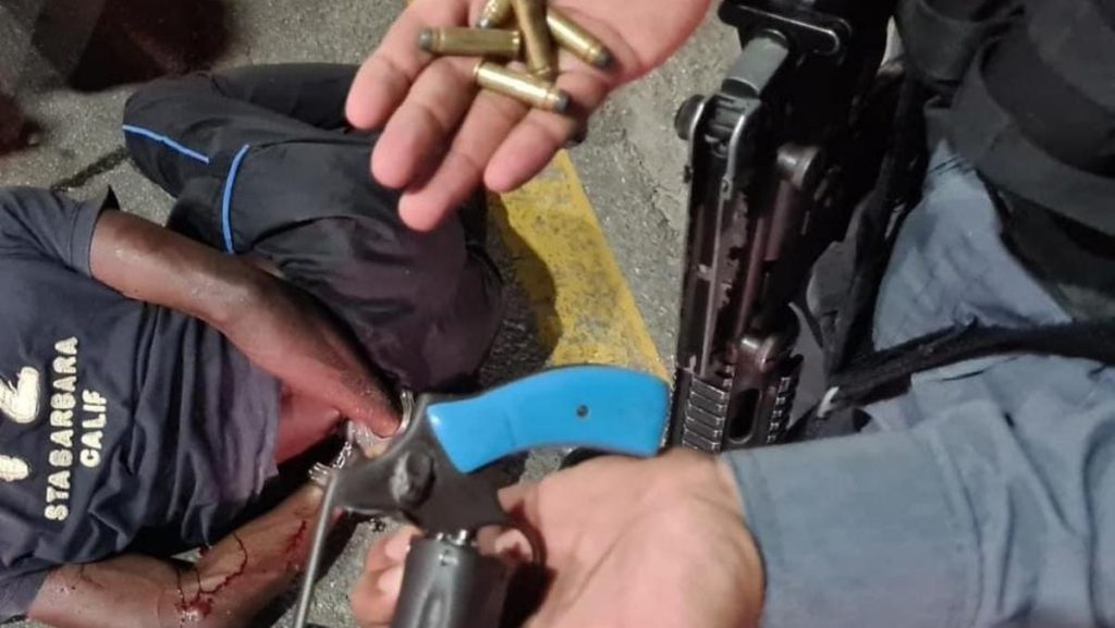 O assaltante baleado foi encaminhado para atendimento médico e, em seguida, para a prisão.
