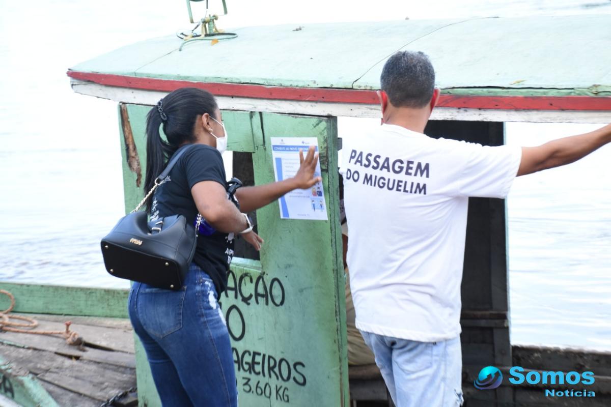 Barreiras em canoas e pontões no rio Parnaíba
