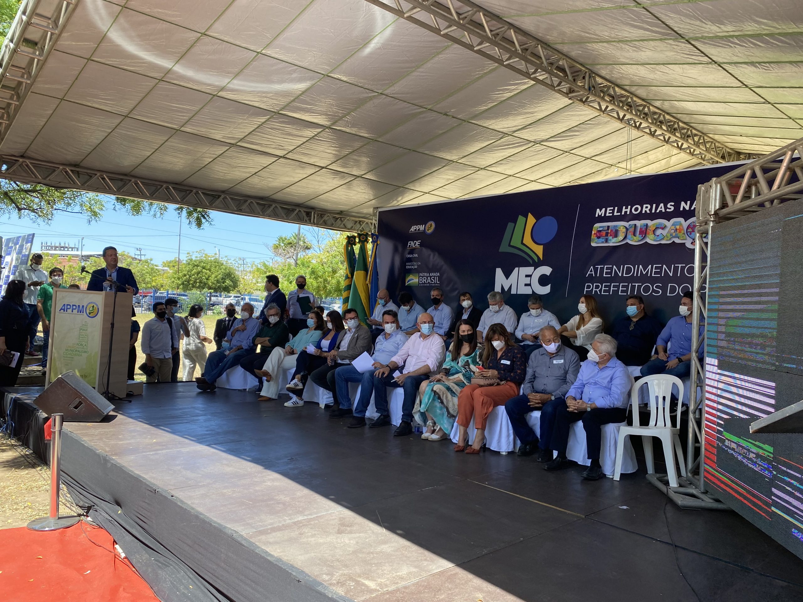 Prefeitos apresentam demandas a ministros da Casa Civil e Educação em encontro na APPM