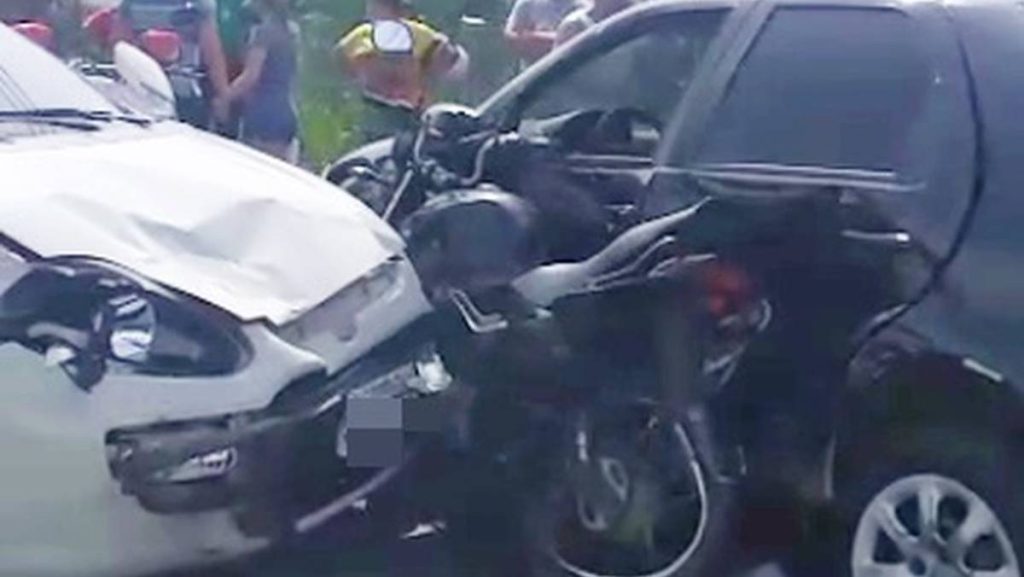 Colisão envolvendo três veículos deixa motociclista gravemente ferido no bairro Itararé, em Teresina 15 Colisão envolvendo três veículos deixa motociclista gravemente ferido no bairro Itararé, em Teresina