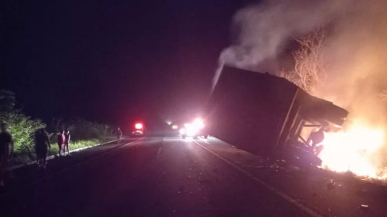 Colisão entre ambulância e caminhão deixa dois mortos no Piauí