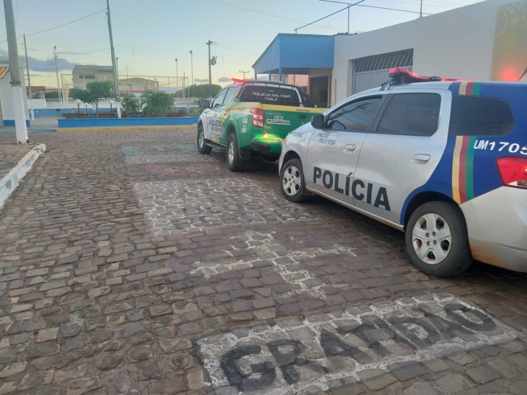 Polícia Militar de Queimada Nova-PI e Polícia Civil de Afrânio-PE cumprem mandado de prisão no Piauí 3 WhatsApp Image 2022 07 13 at 20.48.32