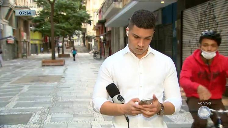 Ciclista não se intimida com câmera ligada e tenta assaltar repórter da Record TV