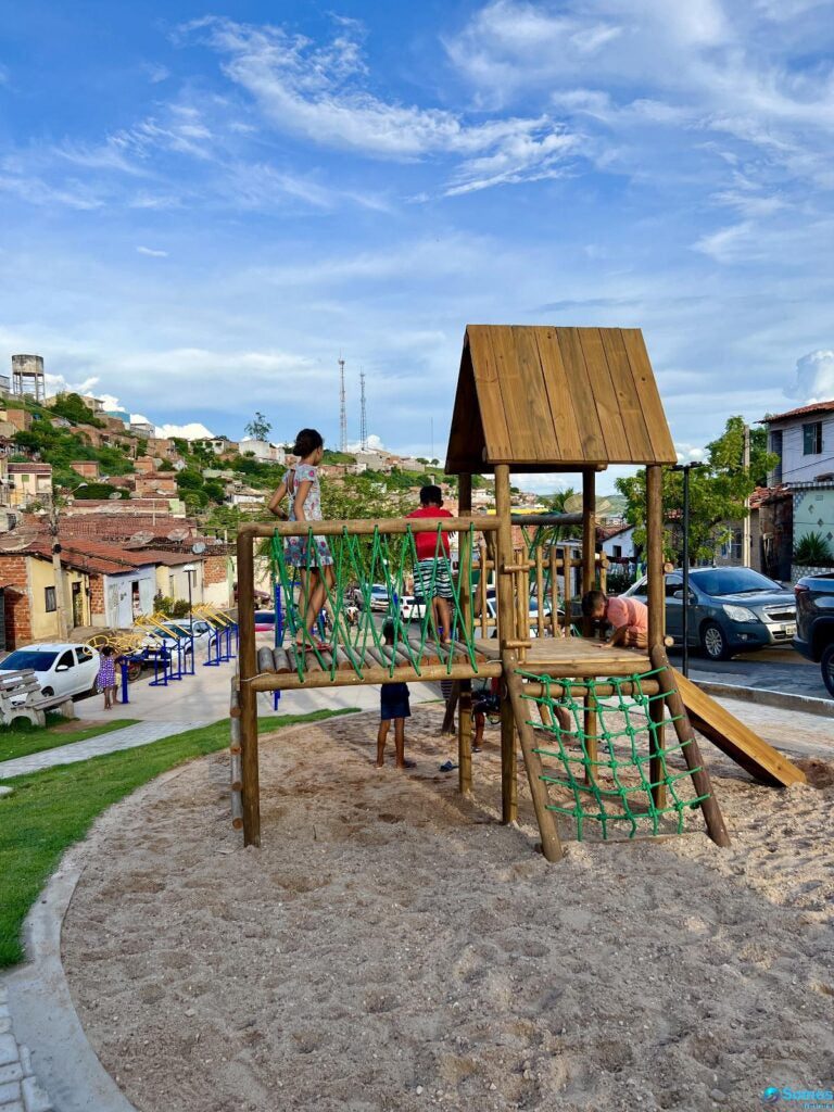 Deputado Dr Francisco participa de inauguração de praça e visita obras em Picos