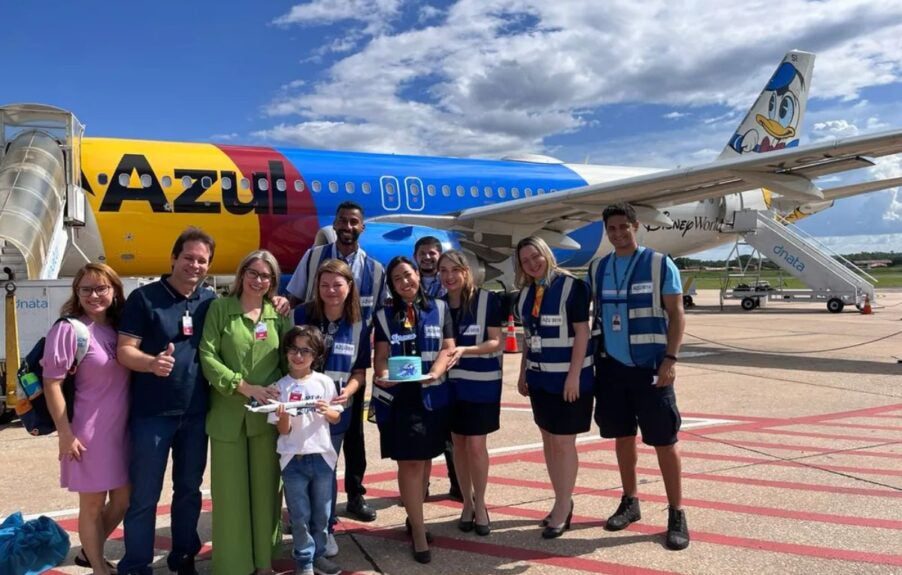 Menino com deficiência auditiva ganha festa de aniversário em avião no Aeroporto de Teresina