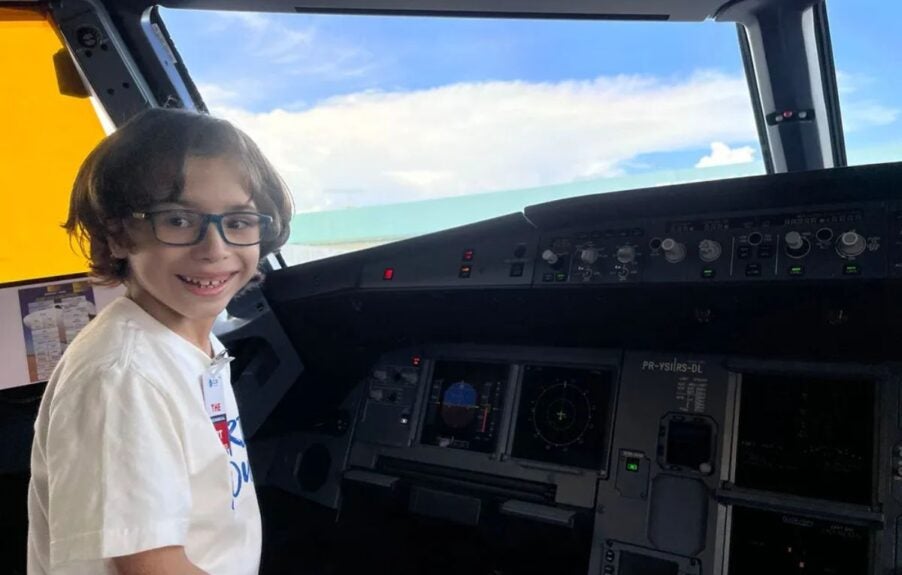 Menino com deficiência auditiva ganha festa de aniversário em avião no Aeroporto de Teresina