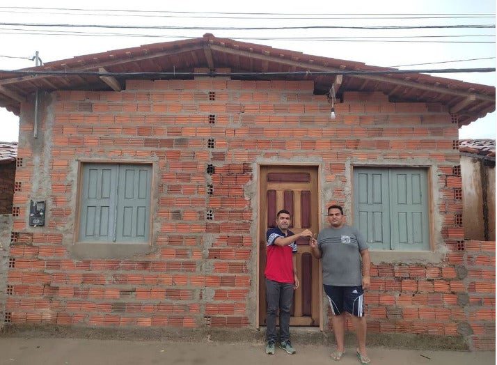 O prefeito Adelbarto, com doação do próprio salário, realizou a entrega da segunda casa do Projeto habitacional, Minha Casa Melhor.
