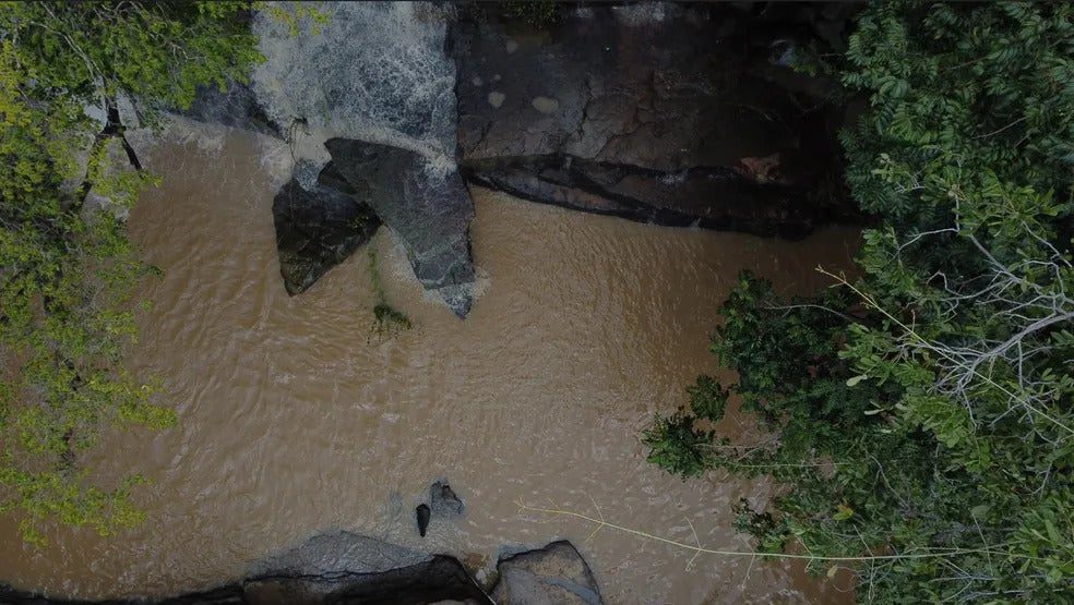 A mulher foi identificada como Vanessa Abreu morreu nesta segunda-feira (20) após tentar atravessar a cachoeira em Castelo do Piauí.