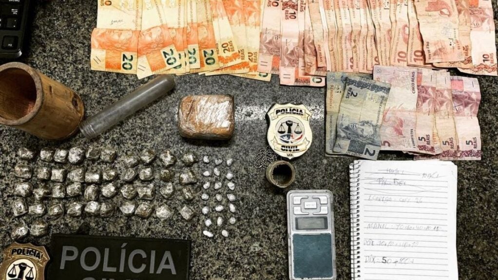 Policia Civil efetua prisao e apreende crack e maconha em imovel no Maranhao