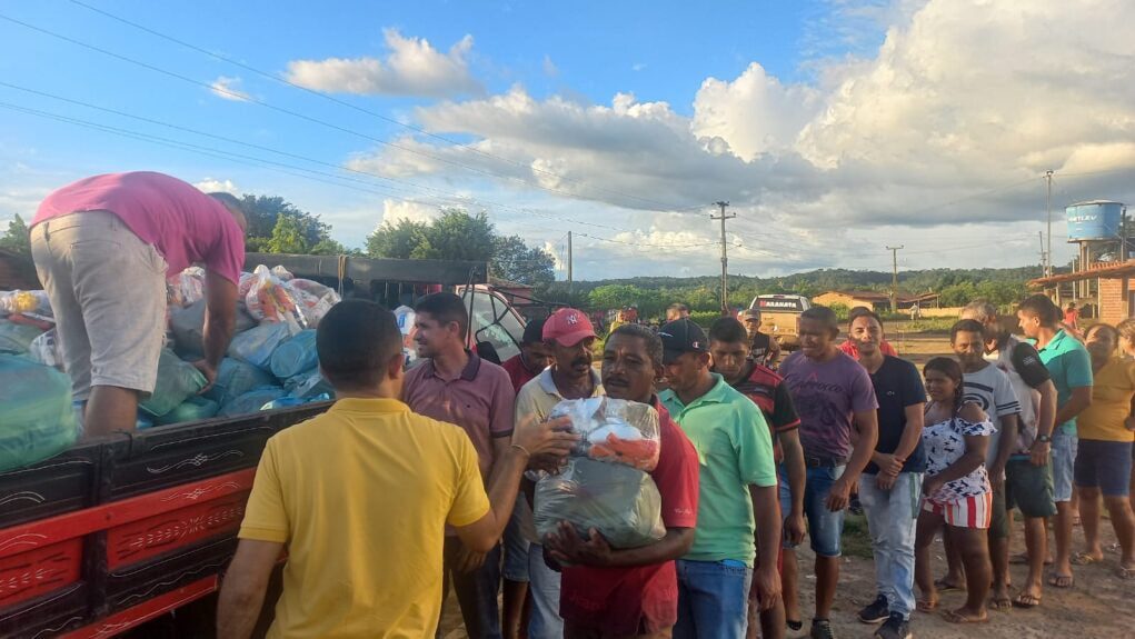 Prefeitura de São Francisco do MA inicia ação social da Semana Santa com entrega de 700 cestas básicas e 700 kg de peixes