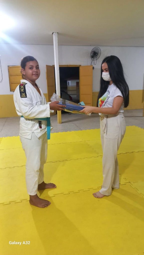 Projeto social promove entrega de kimonos e inclusão de crianças autistas em São Francisco do MA