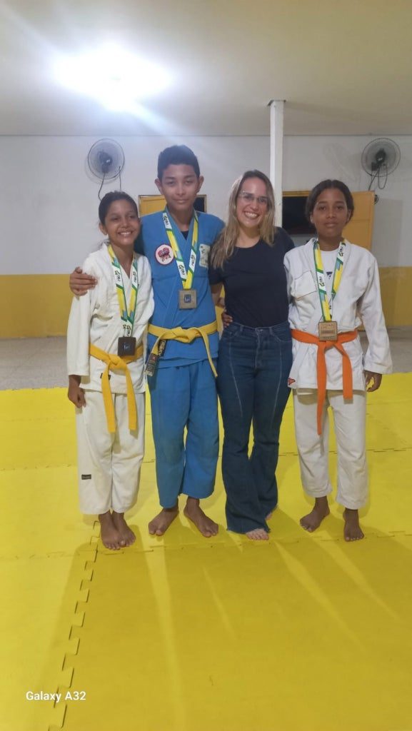 Projeto social promove entrega de kimonos e inclusão de crianças autistas em São Francisco do MA