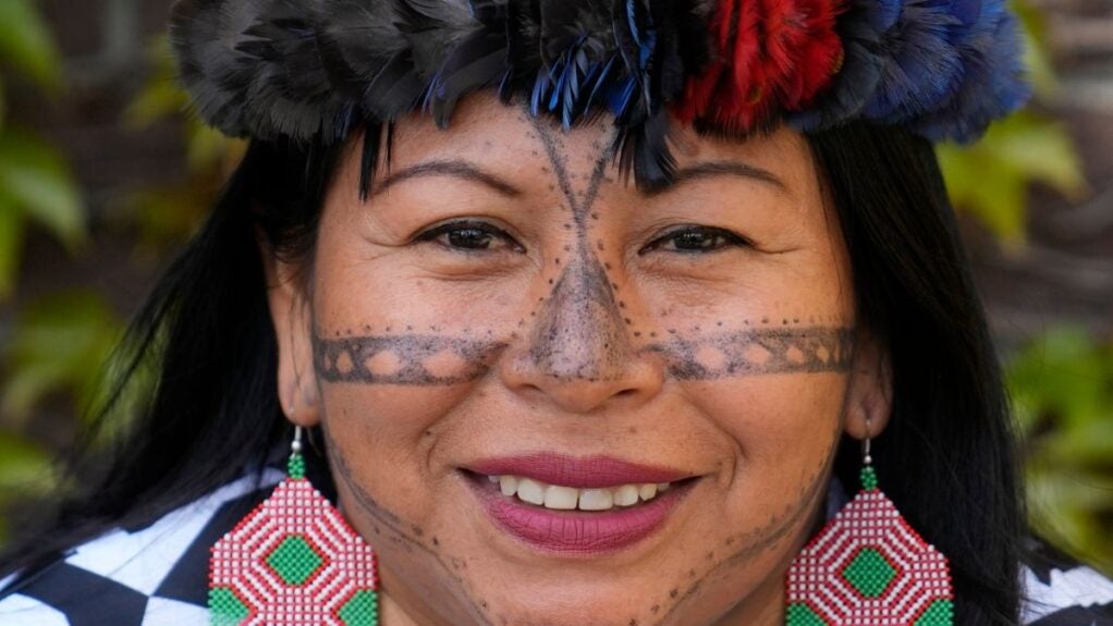 lider indigena do brasil recebe premio