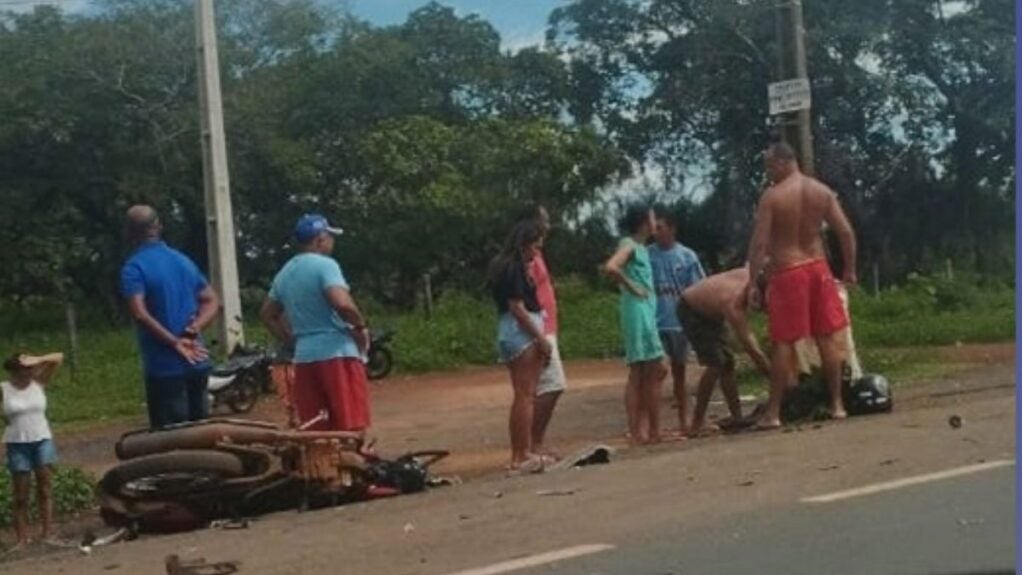 motociclista morre ao colidir com carreta
