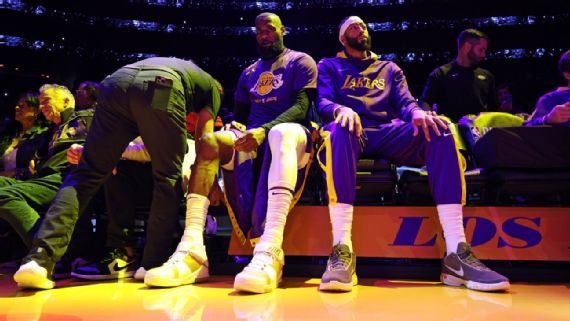 LeBron James e Anthony Davis estão a uma derrota do fim da temporada. HARRY HOW/GETTY IMAGES