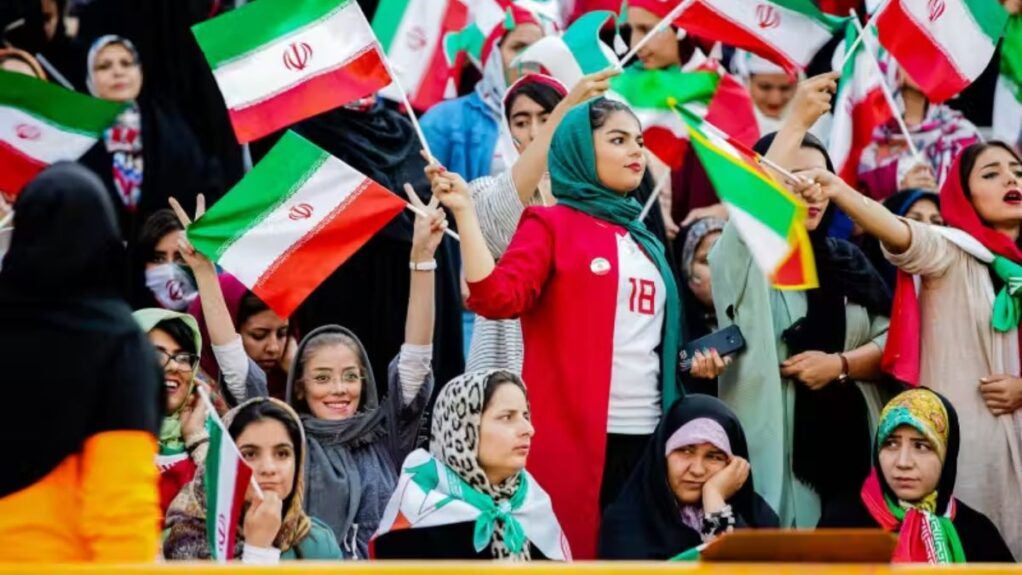 mulheres iranianas voltam aos estadios apos 40 anos