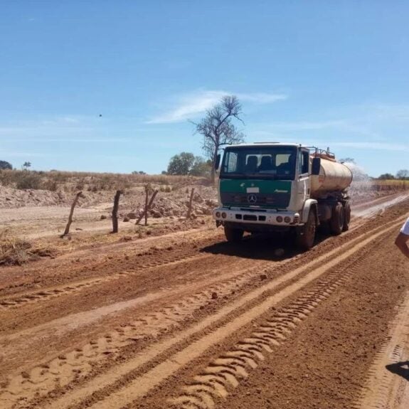 Prefeito de Angical inspeciona obras de recuperação em estrada vicinal