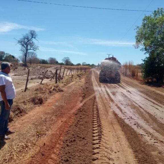 Prefeito de Angical inspeciona obras de recuperação em estrada vicinal