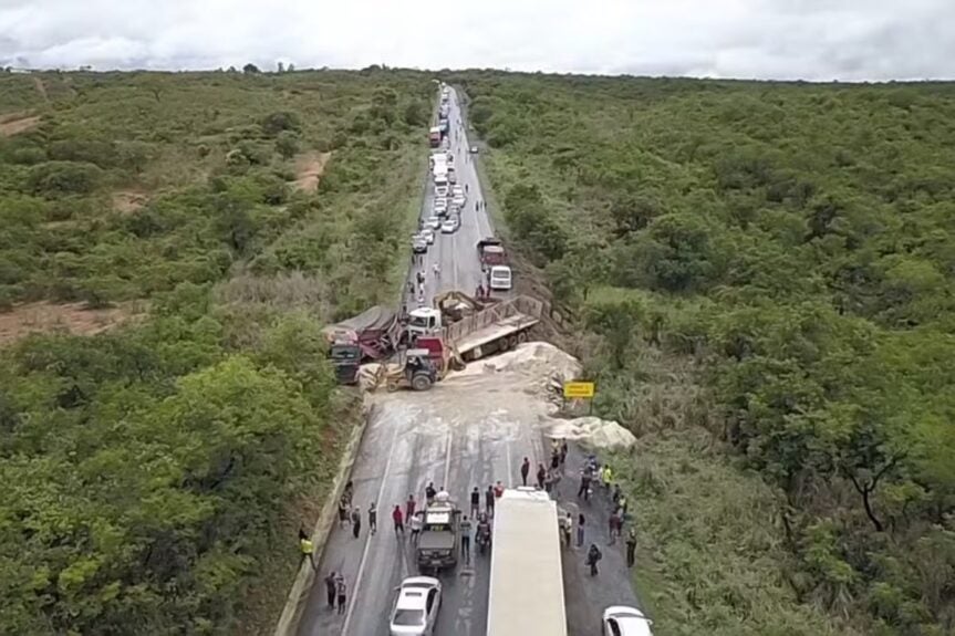 Carreta tomba e interdita BR 251 nos dois sentidos
