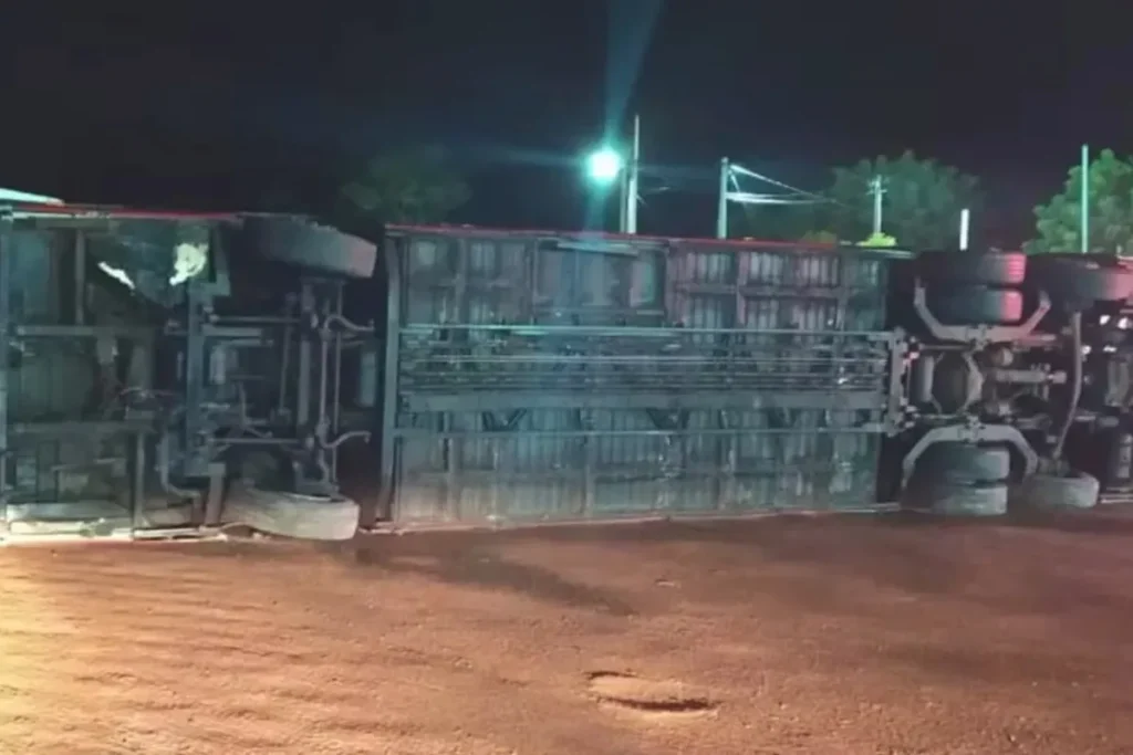 Vinte e três ficam feridos em acidente com ônibus após carro invadir contramão na Bahia 9 onibus tomba na bahia deixando 23 feridos