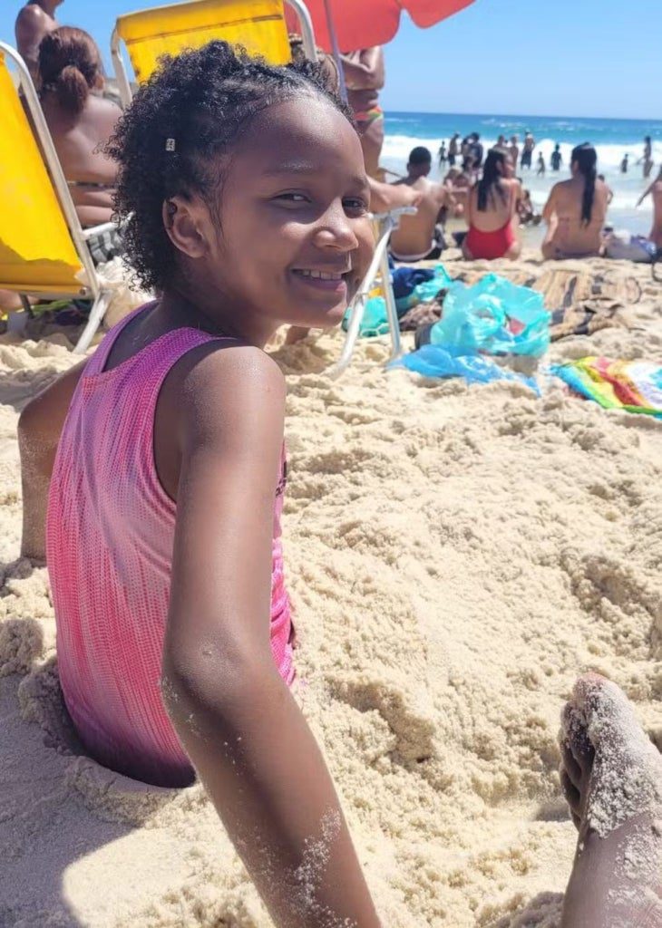 Menina encontrada morta em lixeira levou pelo menos 35 facadas