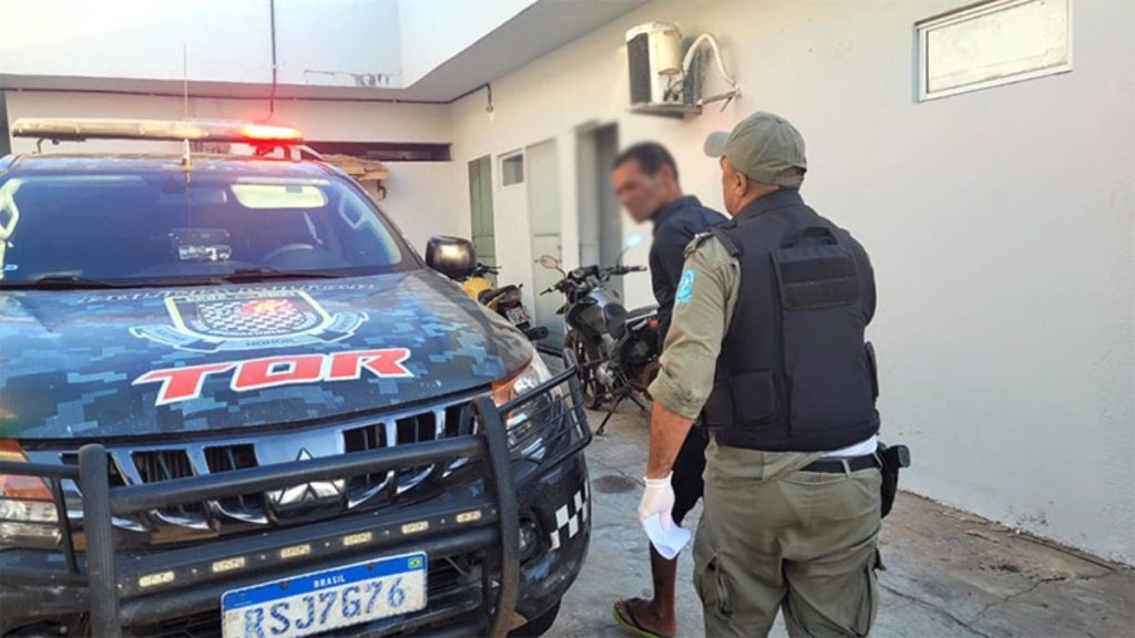 Homem invade ônibus para tentar matar ex-mulher na Zona Leste de Teresina 8 preso homem que invadiu ônibus para atacar ex-mulher