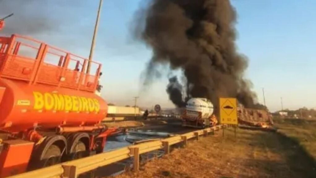 Acidente com dois caminhões e um ônibus deixa 5 mortos e 16 feridos no Mato Grosso 7 acidente com dois caminhões e um ônibus deixa 5 mortos